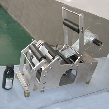 Semi-automatic labeling machine for bottle round